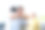 年长的男性朋友在客厅互相拥抱问候。图片下载