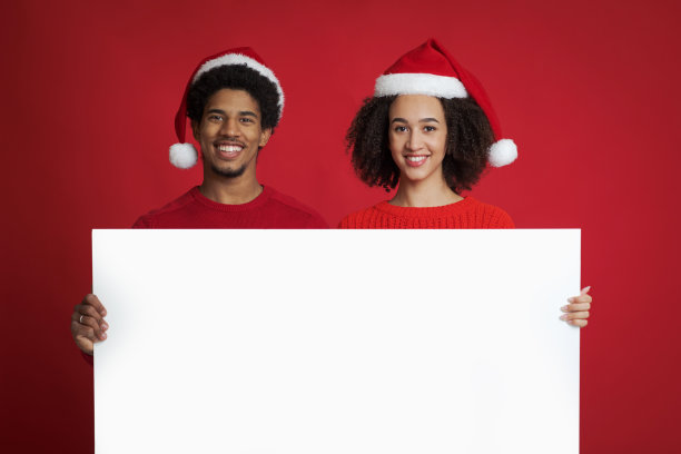 圣诞夫妇持有白板与拷贝空间和广告新年购物销售概念图片下载