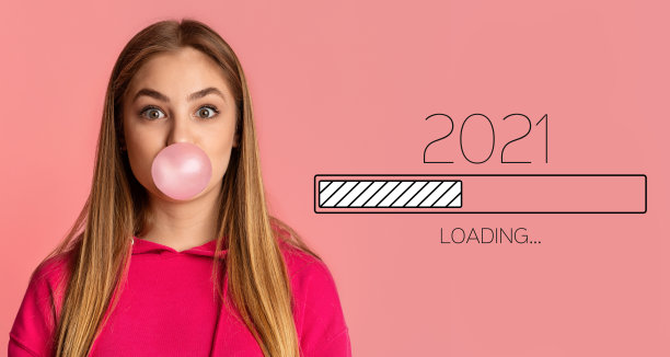 正在吹泡泡糖的女人，等待2021年新年加载过程，粉色背景图片下载