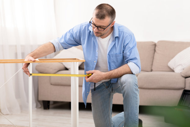 人用卷尺组装架子装饰客厅图片下载