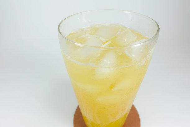 杯中的橙汁加冰图片下载