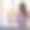 一个女人站在窗前，俯瞰着秋天的森林。一个手里拿着杯子的年轻女子看着这对有黄色树木的夫妇图片下载