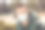 正年轻男子穿着绿色风衣面罩在城市街道外的照片图片下载
