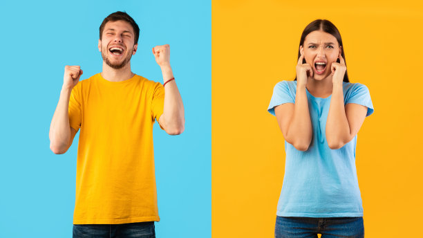 男人举起拳头尖叫，女人捂着耳朵图片下载