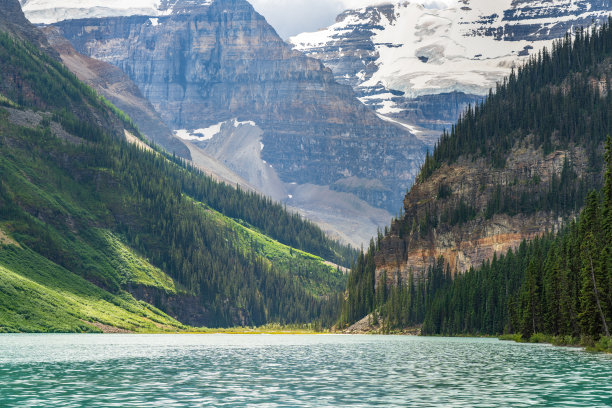 露易丝湖在夏天阳光明媚的一天早晨。班夫国家公园，加拿大阿尔伯塔省。图片下载