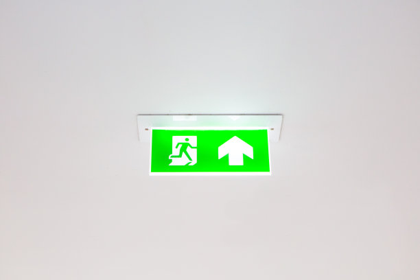 白色天花板背景和复印空间上的紧急出口标志图片下载