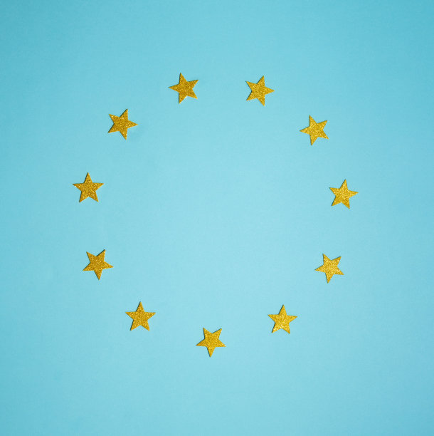 蓝色背景上圆形的金色星星。图片下载