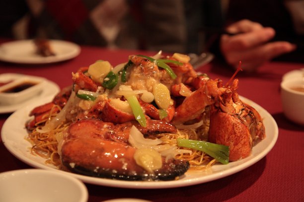 加拿大BC省温哥华市一家当地餐厅的龙虾炒面图片下载
