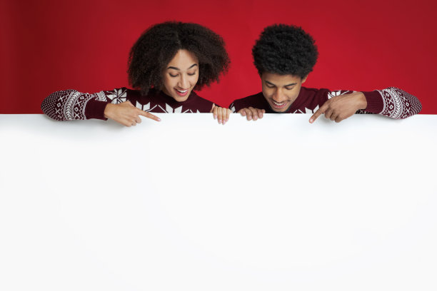 快乐的千禧一代非裔美国人看着下面的空白白板图片下载