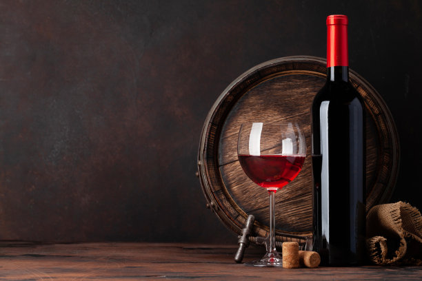 酒瓶和旧木桶图片下载