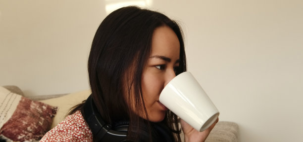 在喝咖啡休息时间，还有什么比你更好的伙伴呢图片下载