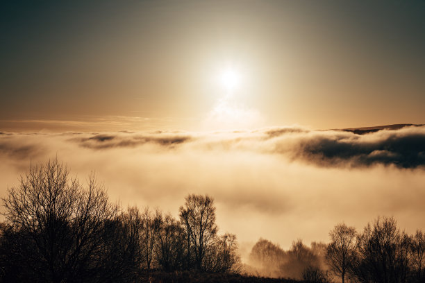 在黄昏的云层上图片下载