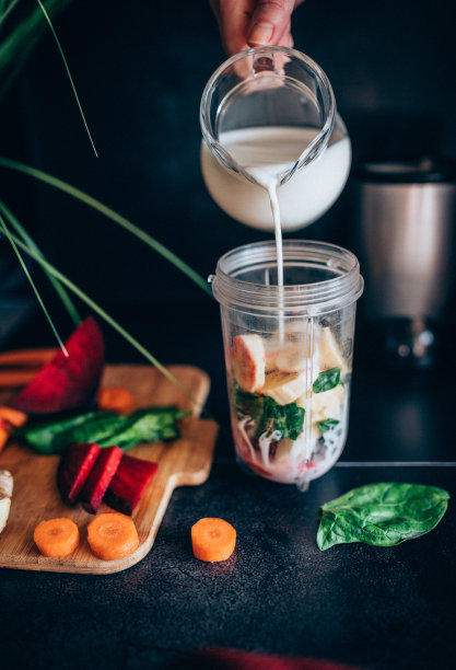 一个女人的手在厨房里倒牛奶做冰沙图片下载