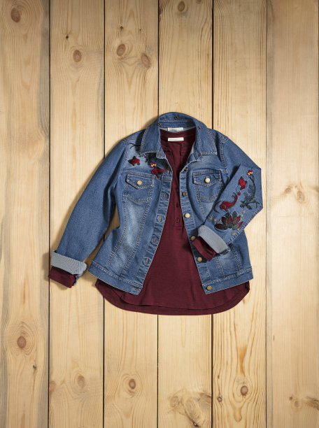 蓝色牛仔夹克与红色t恤孤立的木材背景图片下载