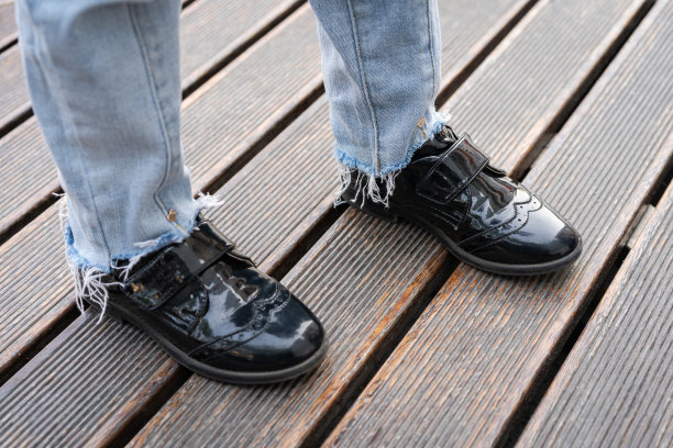 小女孩站在木地板上图片下载