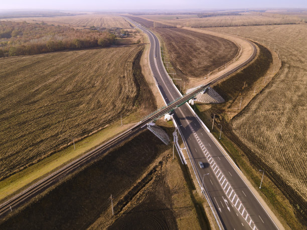 夏季早晨的高速公路交叉口鸟瞰图图片下载