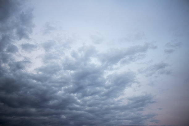 照片作为背景材料的雨云流动在广阔的天空图片下载