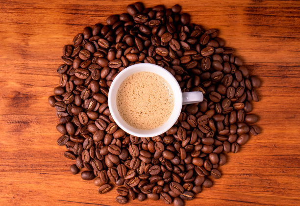 自制的文本咖啡馆新鲜的热浓缩咖啡在蒸汽白色杯子从有机可持续的咖啡馆喝烤棕豆与回收一次性纸包与清新的香气图片下载