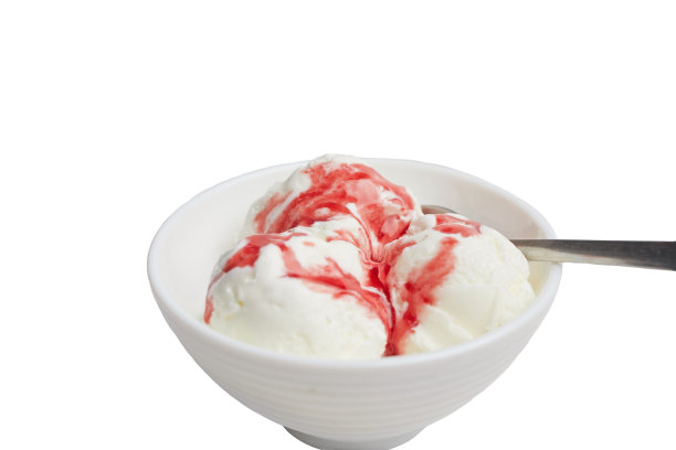 香草冰淇淋球与红浆果糖浆在一个白色的碗在白色的背景。勺子放在碗里图片下载