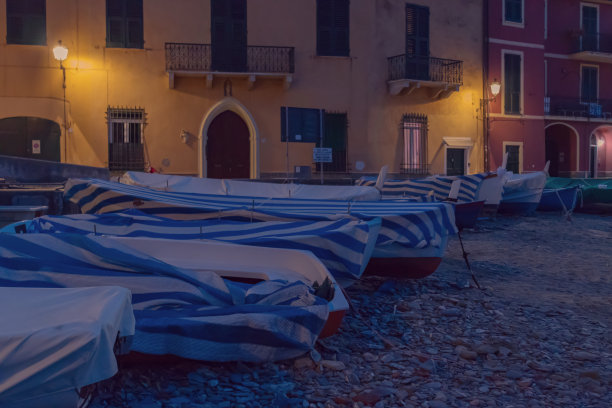 意大利利古里亚的塞斯特里莱万特(Sestri Levante)，一群船只在夜间停靠在岸边图片下载