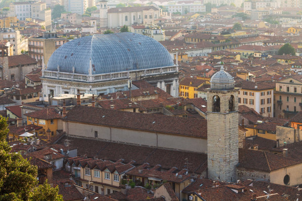 鸟瞰图的城市布雷西亚和Loggia宫殿图片下载