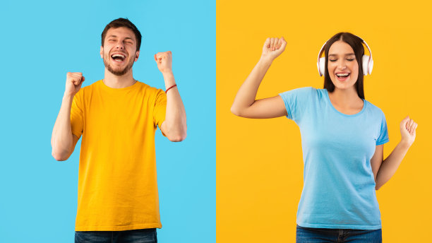 快乐的男人挥舞着拳头尖叫，女人听着音乐图片下载