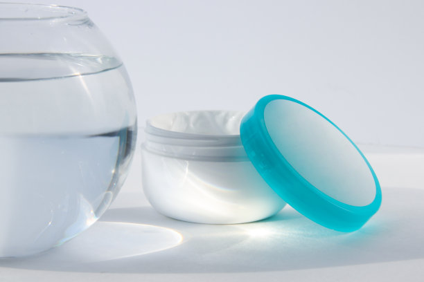 装上保湿霜。水的新鲜概念。图片下载