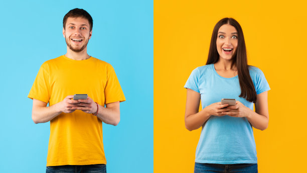 惊讶的男人在演播室用手机图片下载