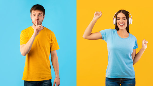 男人在嘘嘘，女人在听音乐图片下载