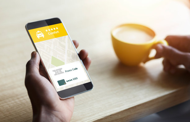 坐在室内，用手机应用叫出租车图片下载