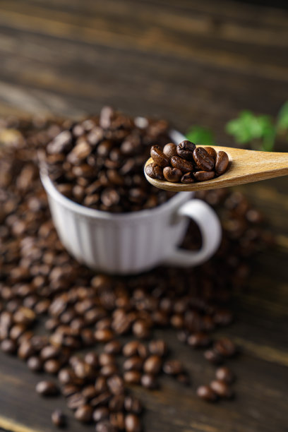 木质背景上的咖啡豆和杯子图片下载