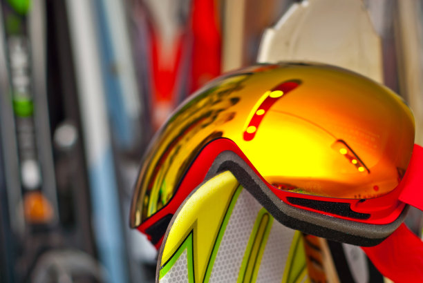 店“疯狂的蜗牛”。Chernivtsi,乌克兰。2020年11月19日。形象的运动商店与设备滑雪。图片下载