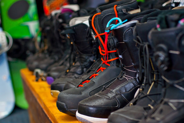 店“疯狂的蜗牛”。Chernivtsi,乌克兰。2020年11月19日。形象的运动商店与设备滑雪。图片下载