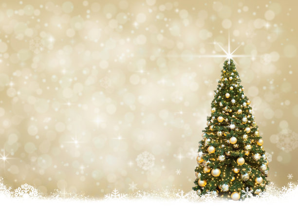 金色的圣诞树球，抽象的绿色背景雪图片下载