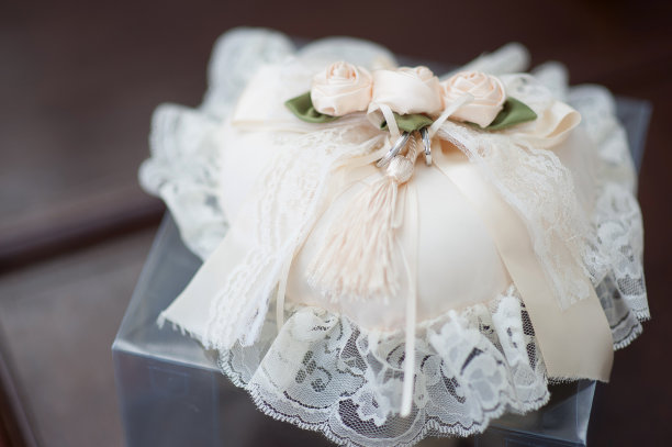 枕头上的结婚戒指图片下载