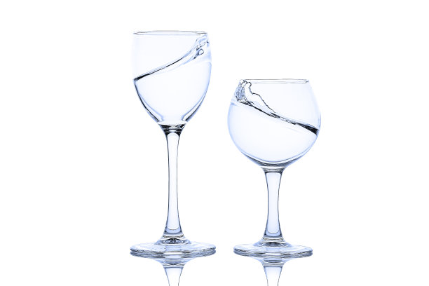 液体溅在隔离的玻璃杯中图片下载