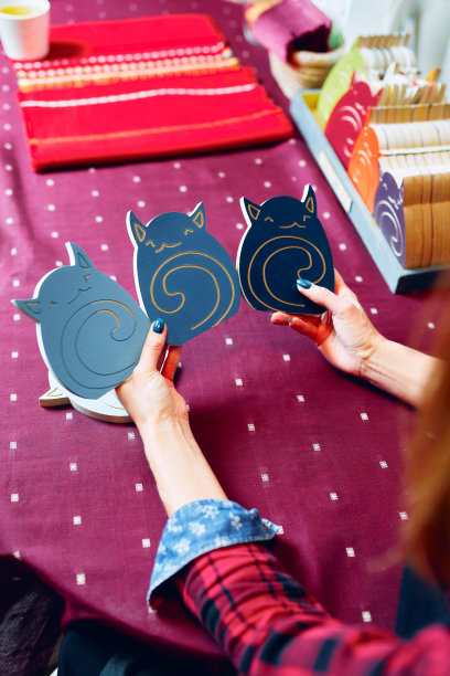 特写的设计师的手拿着一个调色板与深浅的蓝色。图片下载