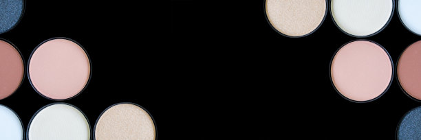 美丽多彩的眼影调色板上的黑色背景孤立。横幅。化妆。美容产品。装饰美容。棕色眼影。平的。特写镜头。放置文本和设计。副本的空间。图片下载