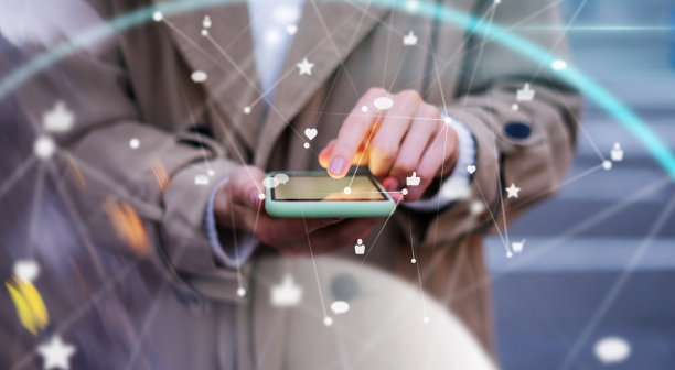 女性的手与智能手机。晚间街道的背景。社交媒体或网络的概念图片下载