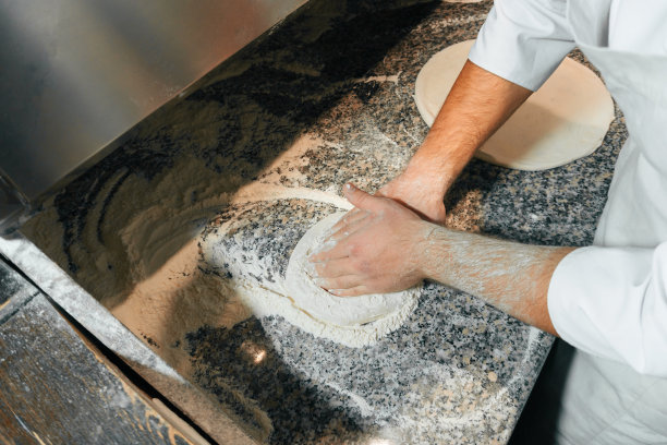 披萨艺术的照片。制作披萨的过程图片下载