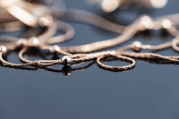 一条金项链，上面有金球和二十面体图片下载