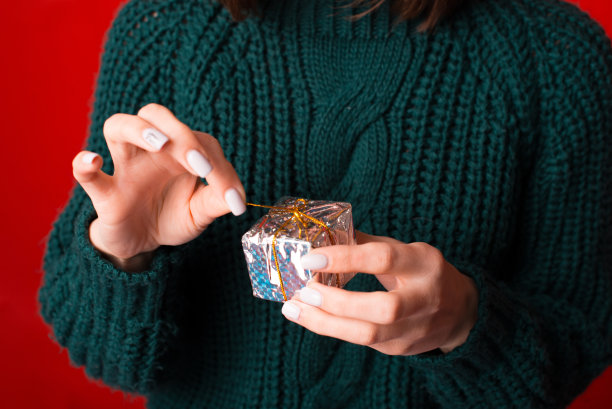 女人打开小礼物的特写照片图片下载