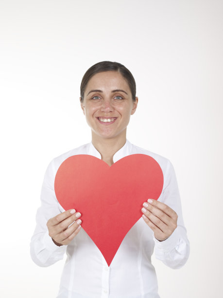 拿着红纸心的女人图片下载