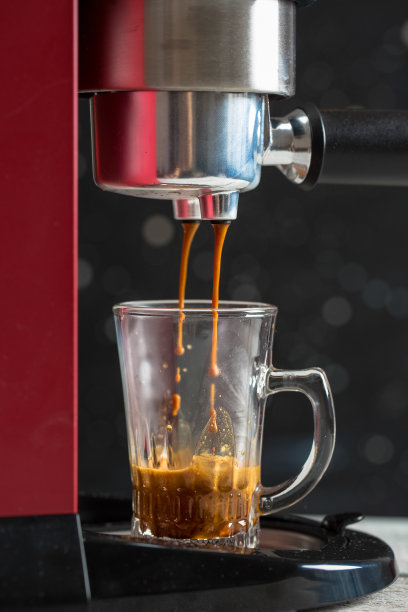 咖啡机正在煮浓缩咖啡图片下载