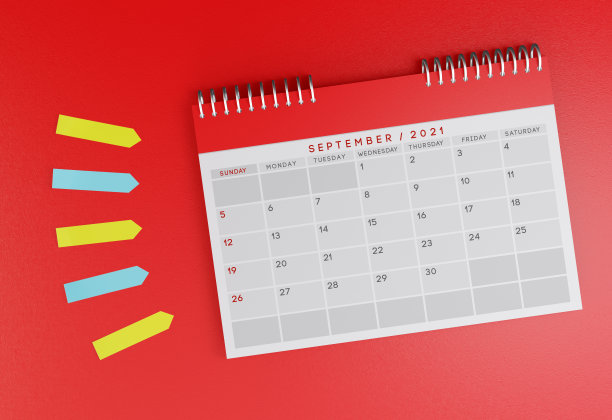 2021年9月台历上的红色背景。旁边还有彩色的便利贴。图片下载