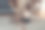 小女孩用她的玩具螺丝刀紧固家具图片下载