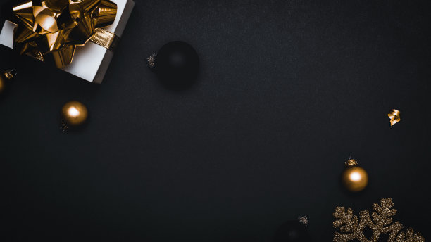 惊喜的礼物。白色礼盒与金色的丝带，新年球和闪闪发光的灯花环在圣诞作文的黑色背景贺卡。平铺，俯视图，拷贝空间。图片下载