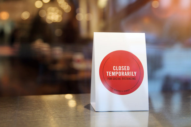 餐厅窗户上的“暂时关闭”标志图片下载