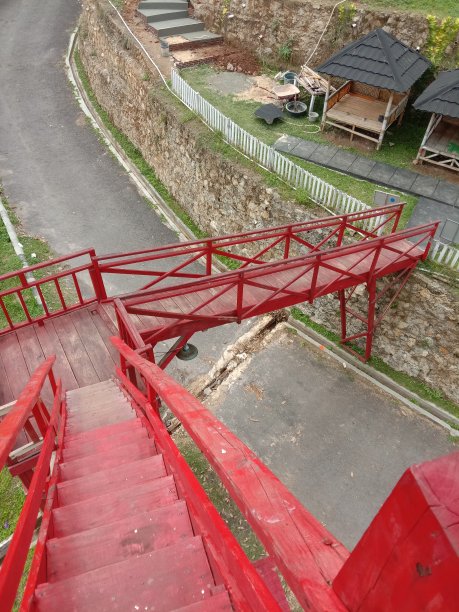 红色的树屋图片下载