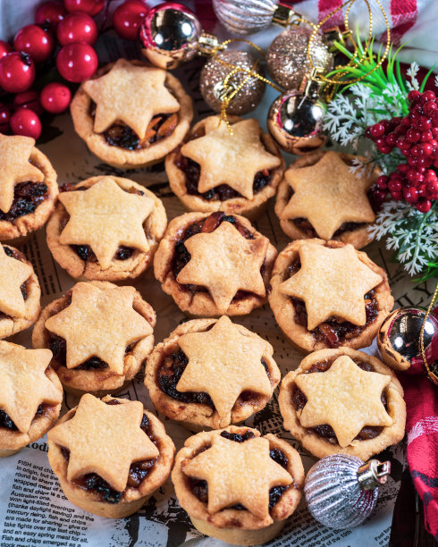 许多上面有星星的圆形圣诞纸杯蛋糕图片下载